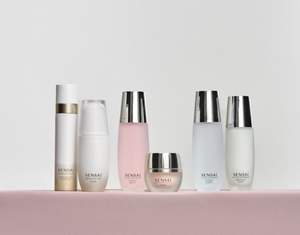 Produits du rituel de la Double Hydratation Cellular Performance et Absolute Silk côte à côte sur une table mauve